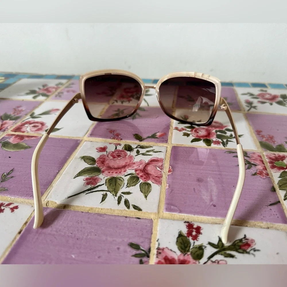 Gucci Women's Brown Cream Gold Oversized Sunglasses - Picture 4 of 11